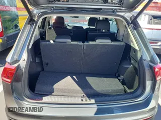 2024 Volkswagen Tiguan SE z VIN 3VV3B7AX7RM106937, wystawiony jako IAAI lot #42845192 z przebiegiem 32 134 mil mil oraz . Historia ofert i sprzedaży dostępna na DreamBid. Obrazek 6.