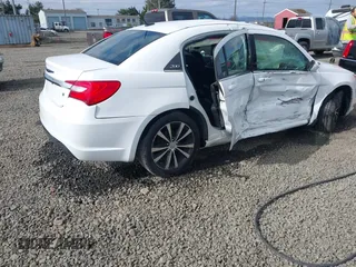2013 Chrysler 200 Limited with VIN 1C3CCBCG7DN690139, listed as a IAAI auction lot 41744141 with 77,428 mi miles. Bid and sale history available at carsss.com. Image 4.