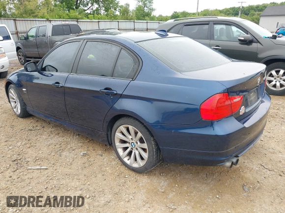 2011 BMW 3 Series 328i xDrive z VIN WBAPK5G5XBNN25836, wystawiony jako IAAI lot #42352968 z przebiegiem 108 638 mil mil oraz . Historia ofert i sprzedaży dostępna na DreamBid. Obrazek 3.