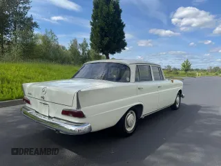 1965 Mercedes-Benz 190 z VIN 11001010128, wystawiony jako Copart lot #55181315 z przebiegiem 77 434 mil mil oraz Tytuł czysty. Historia ofert i sprzedaży dostępna na DreamBid. Obrazek 4.