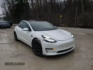 2022 Tesla Model 3 z VIN 5YJ3E1EAXNF118748, wystawiony jako Copart lot #43690075 z przebiegiem 52 494 mil mil oraz Szkoda całkowita • Salvage title. Historia ofert i sprzedaży dostępna na DreamBid. Obrazek 10.
