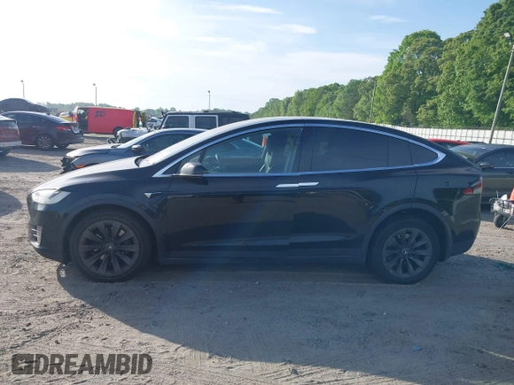 2017 Tesla Model X 90D z VIN 5YJXCAE29HF078571, wystawiony jako IAAI lot #42050041 z przebiegiem 216 874 mil mil oraz . Historia ofert i sprzedaży dostępna na DreamBid. Obrazek 14.