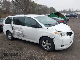 2014 Toyota Sienna LE AAS z VIN 5TDKK3DC9ES511199, wystawiony jako IAAI lot #41901669 z przebiegiem 267 510 mil mil oraz . Historia ofert i sprzedaży dostępna na DreamBid. Obrazek 13.