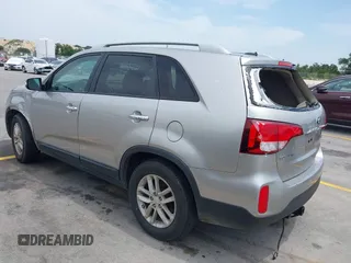 2014 Kia Sorento LX z VIN 5XYKT4A7XEG460996, wystawiony jako IAAI lot #42270696 z przebiegiem 105 677 mil mil oraz . Historia ofert i sprzedaży dostępna na DreamBid. Obrazek 3.