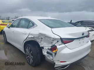 2019 Lexus ES with VIN 58ABZ1B1XKU010853, listed as a IAAI auction lot 42025744 with 42,416 mi miles. Bid and sale history available at carsss.com. Image 3.