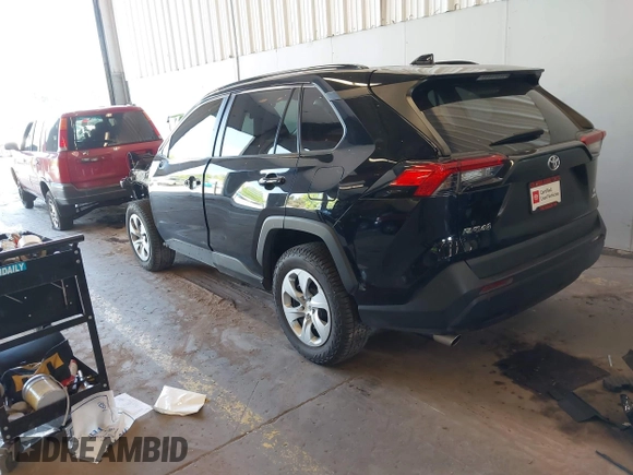 2021 Toyota RAV4 LE z VIN 2T3G1RFV9MC250665, wystawiony jako IAAI lot #42138232 z przebiegiem 40 574 mil mil oraz . Historia ofert i sprzedaży dostępna na DreamBid. Obrazek 3.