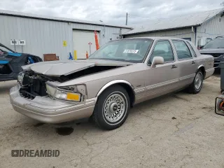 1995 Lincoln Town Car Executive z VIN 1LNLM81W4SY748883, wystawiony jako Copart lot #51976375 z przebiegiem 123 506 mil mil oraz Szkody całkowita. Historia ofert i sprzedaży dostępna na DreamBid. Obrazek 1.