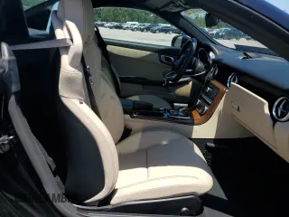 2019 Mercedes-Benz SLC 300 z VIN WDDPK3JA3KF160252, wystawiony jako Copart lot #57570755 z przebiegiem 6 471 mil mil oraz Szkoda całkowita • Salvage title. Historia ofert i sprzedaży dostępna na DreamBid. Obrazek 10.