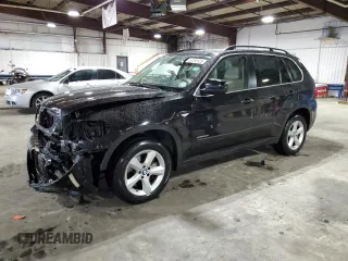 2013 BMW X5 xDrive50i z VIN 5UXZV8C57D0C16904, wystawiony jako Copart lot #55793525 z przebiegiem 135 494 mil mil oraz Szkoda całkowita • Salvage title. Historia ofert i sprzedaży dostępna na DreamBid. Obrazek 1.