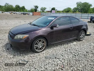 2010 Scion tC z VIN JTKDE3B7XA0306227, wystawiony jako Copart lot #58722595 z przebiegiem Nie podano mil oraz Czysty tytuł • Clean title. Historia ofert i sprzedaży dostępna na DreamBid. Obrazek 1.