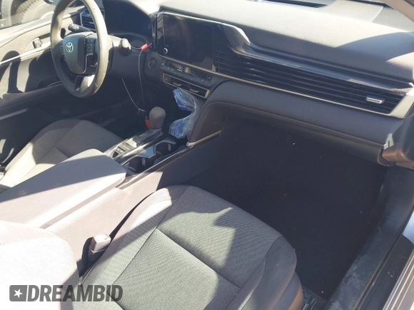 2025 Toyota Camry LE z VIN 4T1DBADKXSU009549, wystawiony jako IAAI lot #41366328 z przebiegiem 1 512 mil mil oraz . Historia ofert i sprzedaży dostępna na DreamBid. Obrazek 5.