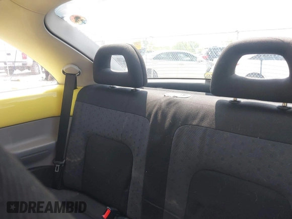 2000 Volkswagen Beetle GLS z VIN 3VWCA21C4YM414855, wystawiony jako IAAI lot #42198615 z przebiegiem 128 131 mil mil oraz . Historia ofert i sprzedaży dostępna na DreamBid. Obrazek 8.