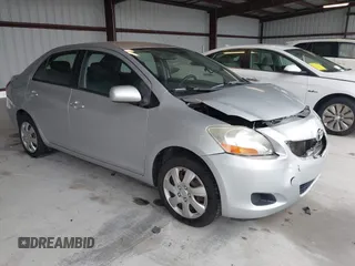 2010 Toyota Yaris z VIN JTDBT4K38A1365049, wystawiony jako IAAI lot #42320324 z przebiegiem 227 242 mil mil oraz . Historia ofert i sprzedaży dostępna na DreamBid. Obrazek 1.