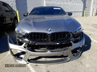 2022 BMW M8 Competition z VIN WBSAE0C02NCG99859, wystawiony jako Copart lot #70144082 z przebiegiem 13 504 mil mil oraz . Historia ofert i sprzedaży dostępna na DreamBid. Obrazek 5.
