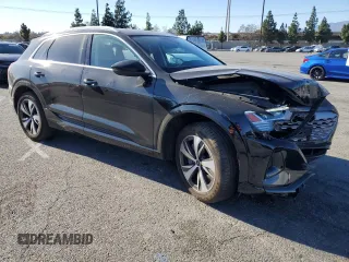2024 Audi Q8 e-tron Premium Plus z VIN WA15AAGE1RB033711, wystawiony jako Copart lot #88577355 z przebiegiem 13 411 mil mil oraz Szkoda całkowita • Salvage title. Historia ofert i sprzedaży dostępna na DreamBid. Obrazek 4.