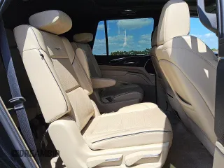 2023 Cadillac Escalade 4WD Premium Luxury z VIN 1GYS4BKL7PR332923, wystawiony jako Copart lot #57442025 z przebiegiem 56 886 mil mil oraz Tytuł czysty. Historia ofert i sprzedaży dostępna na DreamBid. Obrazek 11.