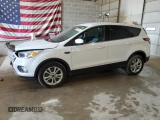 2017 Ford Escape SE z VIN 1FMCU0G93HUE35973, wystawiony jako Copart lot #59027015 z przebiegiem 134 380 mil mil oraz Szkoda całkowita • Salvage title. Historia ofert i sprzedaży dostępna na DreamBid. Obrazek 1.