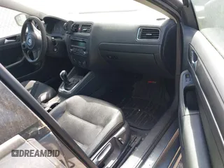 2014 Volkswagen Jetta SE z VIN 3VWD17AJ1EM238164, wystawiony jako IAAI lot #42672236 z przebiegiem 126 098 mil mil oraz . Historia ofert i sprzedaży dostępna na DreamBid. Obrazek 5.