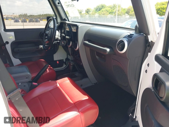 2010 Jeep Wrangler z VIN 1J4HB5H16AL186600, wystawiony jako IAAI lot #42147992 z przebiegiem 134 717 mil mil oraz . Historia ofert i sprzedaży dostępna na DreamBid. Obrazek 5.