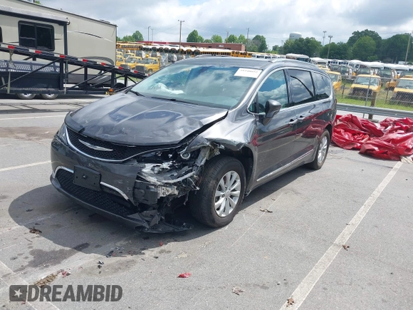 2018 Chrysler Pacifica Touring L z VIN 2C4RC1BG6JR309560, wystawiony jako IAAI lot #39340052 z przebiegiem 62 517 mil mil oraz . Historia ofert i sprzedaży dostępna na DreamBid. Obrazek 2.