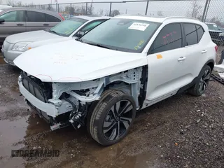 2024 Volvo XC40 Plus Bright Theme z VIN YV4L12UEXR2202130, wystawiony jako IAAI lot #41876910 z przebiegiem 15 997 mil mil oraz . Historia ofert i sprzedaży dostępna na DreamBid. Obrazek 2.