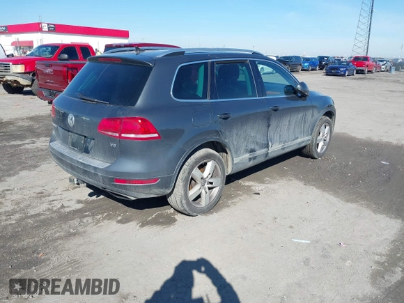 2013 Volkswagen Touareg Exec z VIN WVGEF9BP9DD011799, wystawiony jako IAAI lot #41615162 z przebiegiem 137 054 mil mil oraz . Historia ofert i sprzedaży dostępna na DreamBid. Obrazek 4.