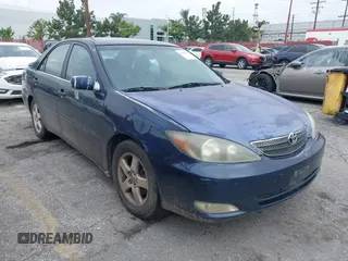2003 Toyota Camry LE z VIN 4T1BF30K33U051110, wystawiony jako IAAI lot #42201935 z przebiegiem 234 270 mil mil oraz . Historia ofert i sprzedaży dostępna na DreamBid. Obrazek 1.
