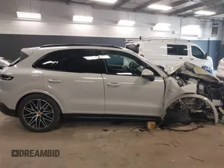 2025 Porsche Cayenne E-Hybrid Hybrid z VIN WP1AE2AY2SDA16359, wystawiony jako IAAI lot #41886547 z przebiegiem 2 828 mil mil oraz . Historia ofert i sprzedaży dostępna na DreamBid. Obrazek 14.
