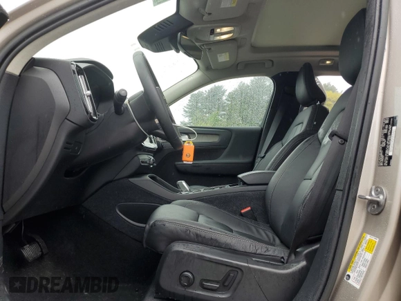 2023 Volvo XC40 Plus Dark Theme с VIN YV4L12UL1P2938143, выставлен на аукционе Copart как лот 55974655 с пробегом 18 336 миль миль и Списание • Salvage title. История ставок и продаж доступна на DreamBid. Изображение 7.