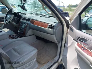 2008 Chevrolet Suburban LTZ z VIN 1GNFC16JX8R252506, wystawiony jako IAAI lot #42402610 z przebiegiem 308 625 mil mil oraz . Historia ofert i sprzedaży dostępna na DreamBid. Obrazek 5.