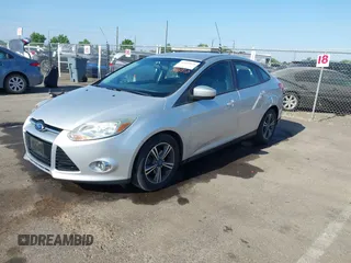 2012 Ford Focus SE z VIN 1FAHP3F28CL215997, wystawiony jako IAAI lot #42483639 z przebiegiem 101 518 mil mil oraz . Historia ofert i sprzedaży dostępna na DreamBid. Obrazek 2.