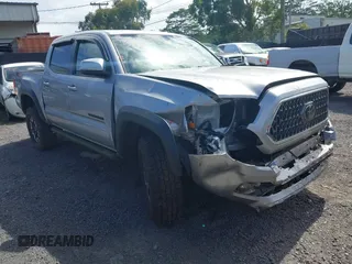 2018 Toyota Tacoma SR z VIN 3TMCZ5AN7JM156092, wystawiony jako IAAI lot #41642391 z przebiegiem 65 805 mil mil oraz . Historia ofert i sprzedaży dostępna na DreamBid. Obrazek 1.