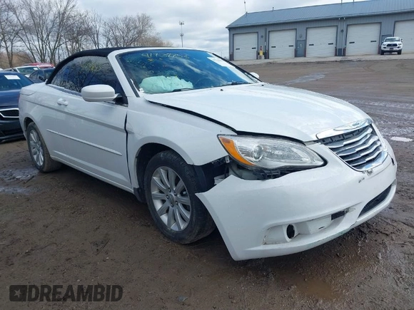 2013 Chrysler 200 Touring z VIN 1C3BCBEGXDN766008, wystawiony jako IAAI lot #41732853 z przebiegiem 139 724 mil mil oraz . Historia ofert i sprzedaży dostępna na DreamBid. Obrazek 1.