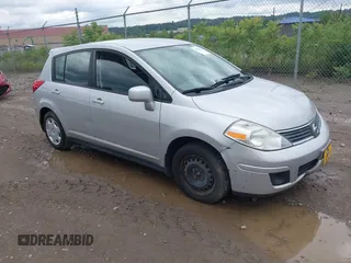 2009 Nissan Versa SL z VIN 3N1BC13E49L426628, wystawiony jako IAAI lot #42474387 z przebiegiem Nie podano mil oraz . Historia ofert i sprzedaży dostępna na DreamBid. Obrazek 1.