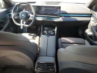 2024 BMW i5 eDrive40 z VIN WBY33FK04RCR21619, wystawiony jako Copart lot #71286594 z przebiegiem 6270 mil mil oraz Szkody całkowita. Historia ofert i sprzedaży dostępna na DreamBid. Obrazek 8.