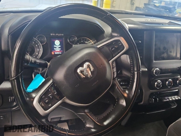 2021 Ram 1500 Big Horn z VIN 1C6SRFMT1MN714659, wystawiony jako IAAI lot #42521058 z przebiegiem 126 678 mil mil oraz . Historia ofert i sprzedaży dostępna na DreamBid. Obrazek 27.