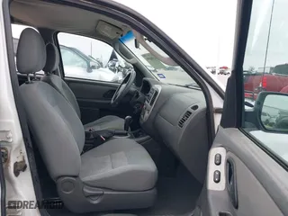 2007 Ford Escape XLT with VIN 1FMYU93147KA42293, listed as a IAAI auction lot 41586591 with 215,643 mi miles. Bid and sale history available at carsss.com. Image 5.