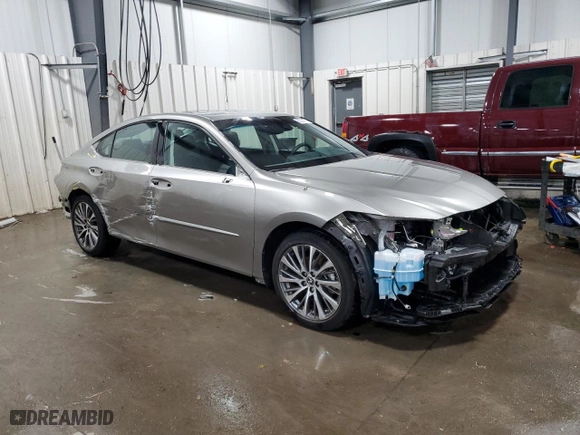 2021 Lexus ES with VIN 58AD11D10MU007590, listed as a Copart auction lot 82584724 with 5,470 mi miles and Salvage Title. Bid and sale history available at carsss.com. Image 4.