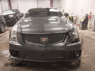 2011 Cadillac CTS-V z VIN 1G6DV1EP2B0126431, wystawiony jako IAAI lot #41511633 z przebiegiem 52 738 mil mil oraz . Historia ofert i sprzedaży dostępna na DreamBid. Obrazek 6.