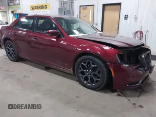2018 Chrysler 300 S z VIN 2C3CCAGG5JH302401, wystawiony jako IAAI lot #41493239 z przebiegiem 171 610 mil mil oraz . Historia ofert i sprzedaży dostępna na DreamBid. Obrazek 1.