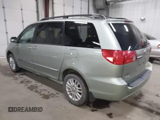 2010 Toyota Sienna XLE z VIN 5TDDK4CC6AS032622, wystawiony jako IAAI lot #42271332 z przebiegiem 139 650 mil mil oraz . Historia ofert i sprzedaży dostępna na DreamBid. Obrazek 3.
