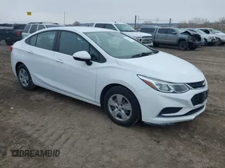 2017 Chevrolet Cruze LS z VIN 1G1BC5SM7H7140622, wystawiony jako IAAI lot #41725637 z przebiegiem 137 089 mil mil oraz . Historia ofert i sprzedaży dostępna na DreamBid. Obrazek 1.