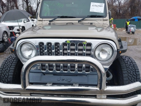 2006 Jeep Wrangler Sport Right Hand Drive with VIN 1J4F449S06P725862, listed as a IAAI auction lot 41562989 with 121,997 mi miles. Bid and sale history available at carsss.com. Image 6.