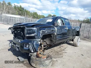 2019 GMC Sierra 2500HD Denali z VIN 1GT12SEY3KF232018, wystawiony jako IAAI lot #41897434 z przebiegiem Nie podano mil oraz . Historia ofert i sprzedaży dostępna na DreamBid. Obrazek 2.