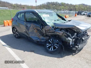 2018 Nissan Kicks SV z VIN 3N1CP5CUXJL541486, wystawiony jako IAAI lot #41921594 z przebiegiem 153 275 mil mil oraz . Historia ofert i sprzedaży dostępna na DreamBid. Obrazek 1.