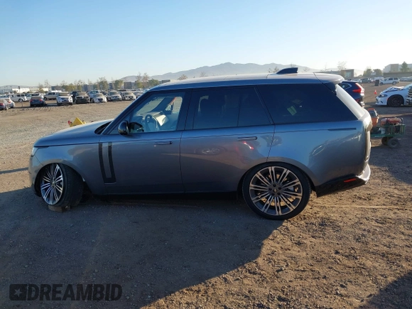 2023 Land Rover Range Rover SE z VIN SALKP9E78PA086430, wystawiony jako IAAI lot #41336935 z przebiegiem 7 831 mil mil oraz . Historia ofert i sprzedaży dostępna na DreamBid. Obrazek 14.