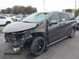 2022 Toyota Sienna LE z VIN 5TDKRKEC1NS099302, wystawiony jako IAAI lot #42243486 z przebiegiem 209 339 mil mil oraz . Historia ofert i sprzedaży dostępna na DreamBid. Obrazek 2.