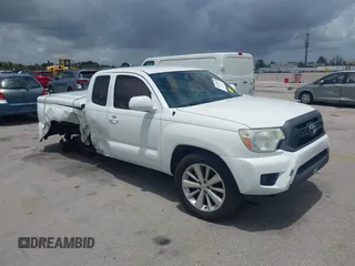 2015 Toyota Tacoma z VIN 5TFTX4CN7FX057092, wystawiony jako IAAI lot #39318808 z przebiegiem 108 050 mil mil oraz . Historia ofert i sprzedaży dostępna na DreamBid. Obrazek 1.