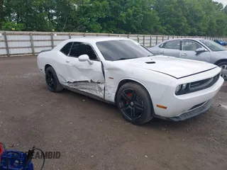 2012 Dodge Challenger R/T z VIN 2C3CDYBT2CH155385, wystawiony jako IAAI lot #42210312 z przebiegiem 111 892 mil mil oraz . Historia ofert i sprzedaży dostępna na DreamBid. Obrazek 1.