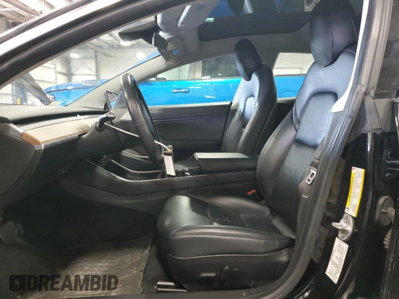 2019 Tesla Model 3 Mid Range z VIN 5YJ3E1EA4KF310792, wystawiony jako Copart lot #53031595 z przebiegiem 99 799 mil mil oraz Szkody całkowita. Historia ofert i sprzedaży dostępna na DreamBid. Obrazek 7.